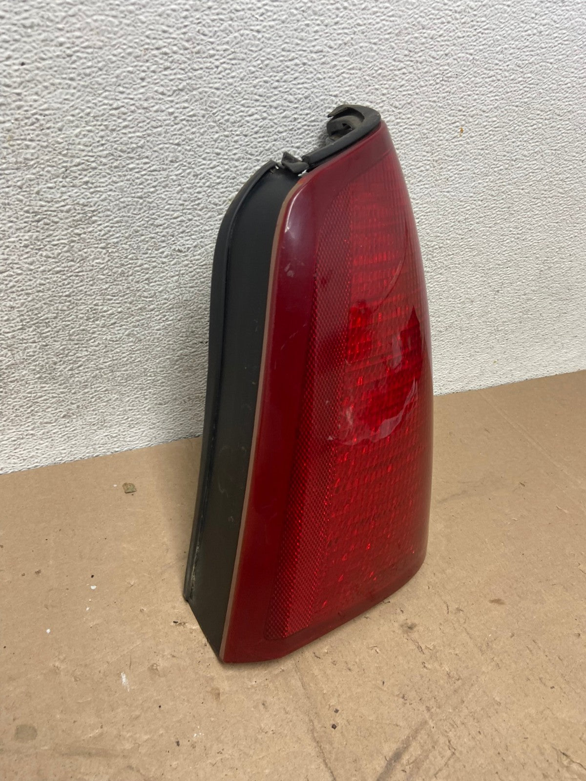 2000 to 2005 Cadillac Deville Right Passenger Rh Side Tail Light AG4808 LK2