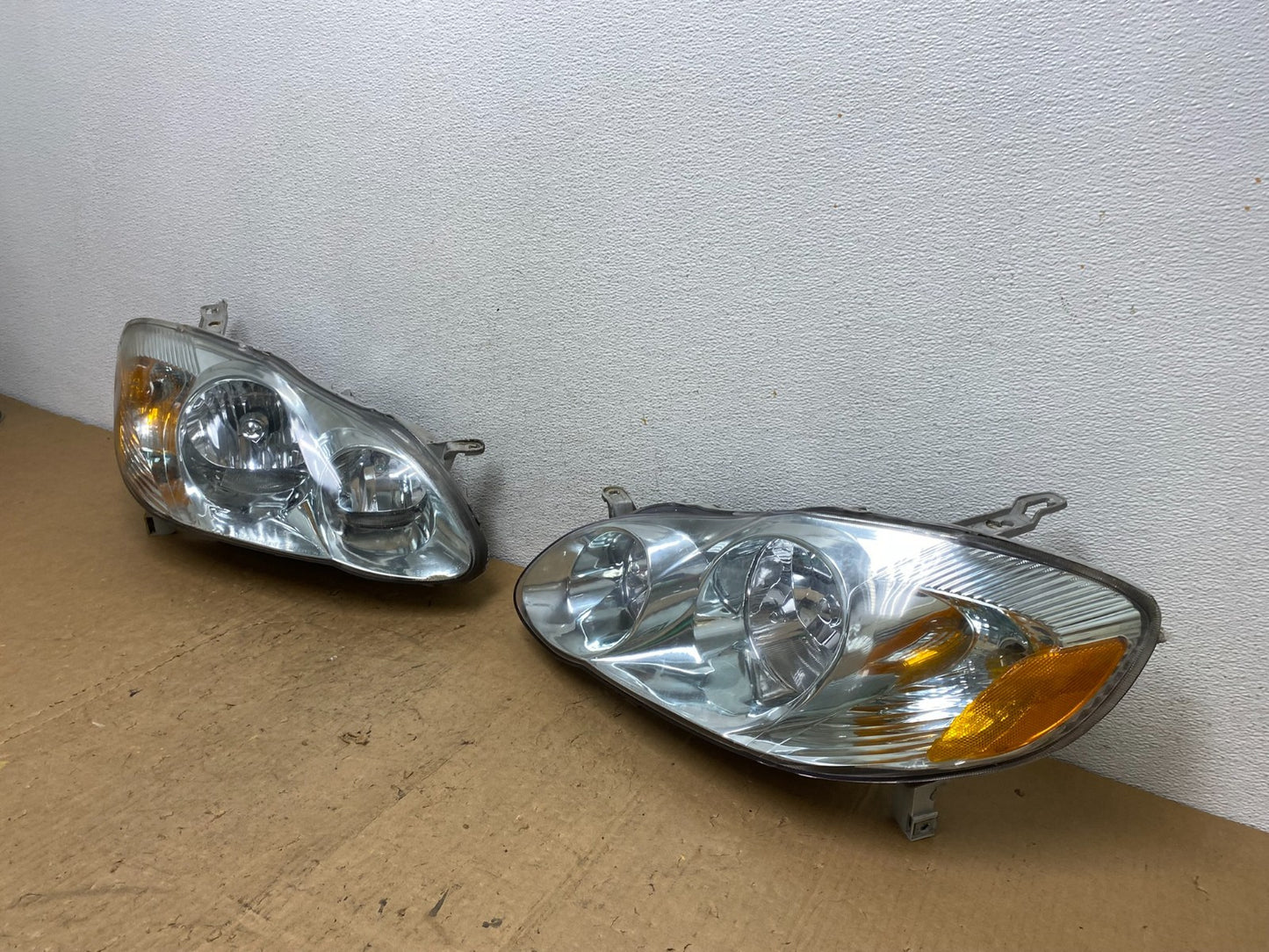 2003 to 2004 Toyota Corolla Left+Right Side Set Headlights AD0645 DW1