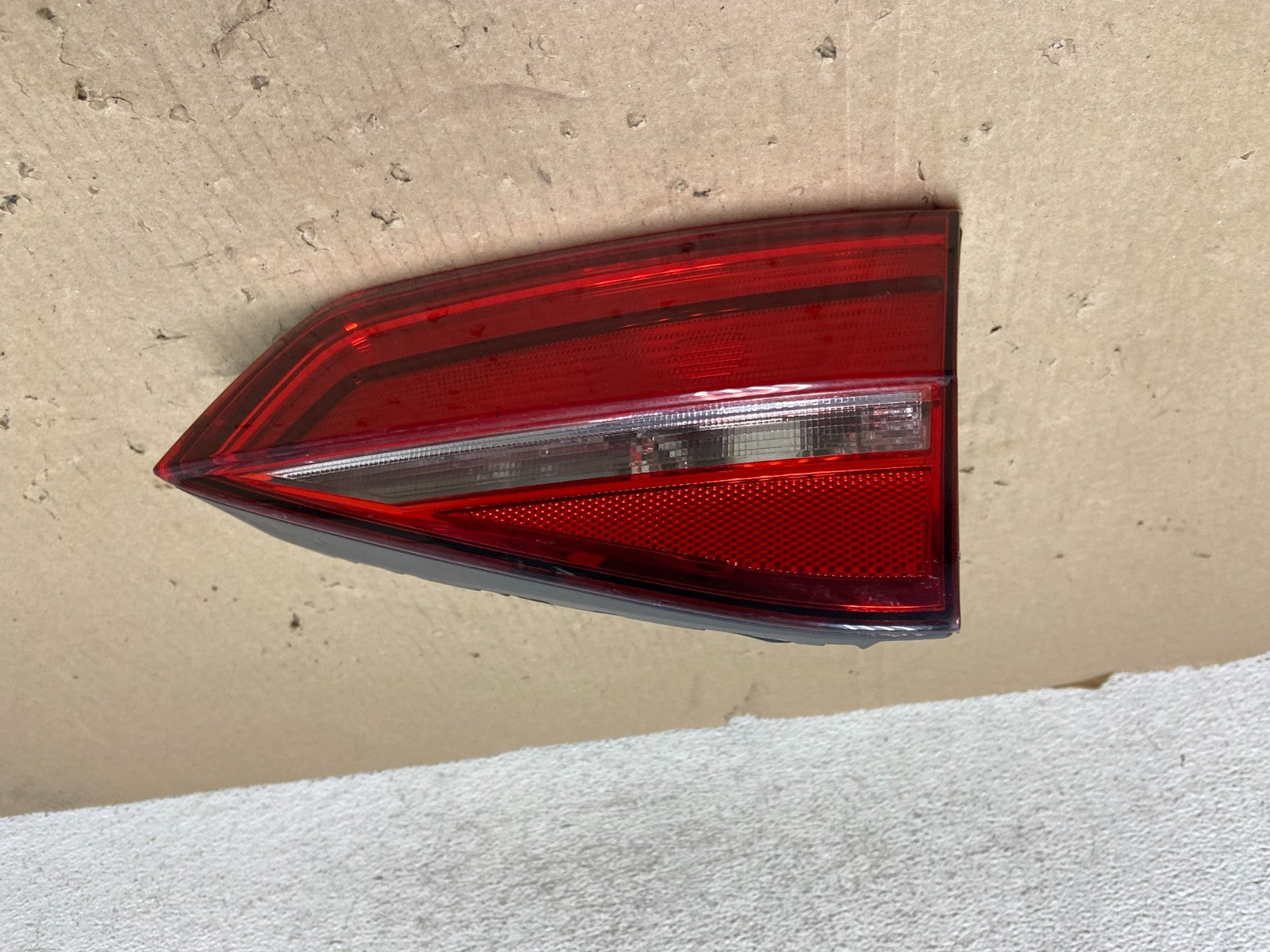 2015 - 2018 Volkswagen Jetta Right Passenger Side Tail Light Inner AG6952 DW0