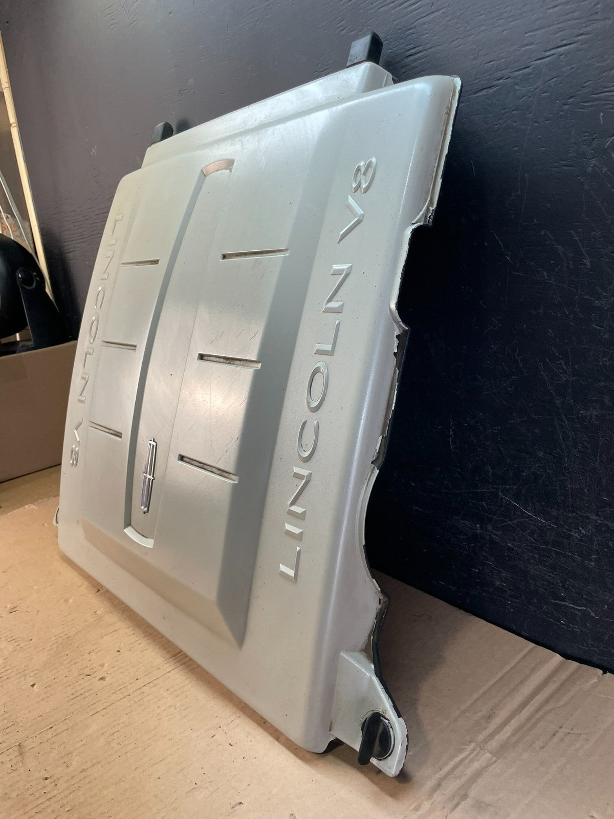 2005 to 2006 Lincoln Navigator 5.4L V8 Engine Motor Cover AD8437 DG2
