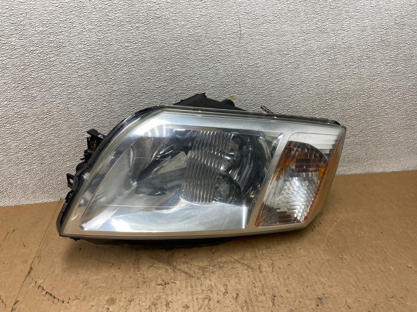 2004 - 2008 Mitsubishi Endeavor Headlight Left Driver Lh Side OEM Z9551 DW0