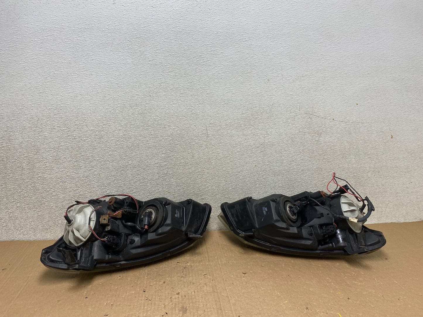 2005 to 2006 Nissan Altima Left+Right Side Set Halogen Headlights OEM U0368 DW10