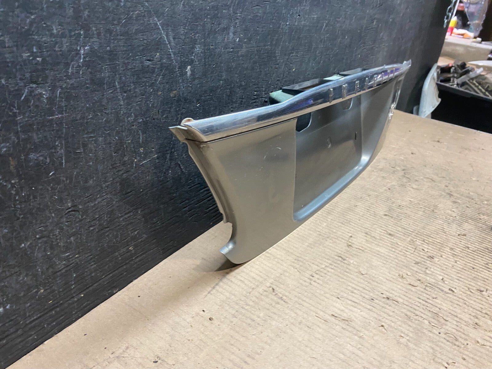 2000 2001 Infiniti I30 Rear Trunk Deck Lid Finish Panel License Plate Trim J73012