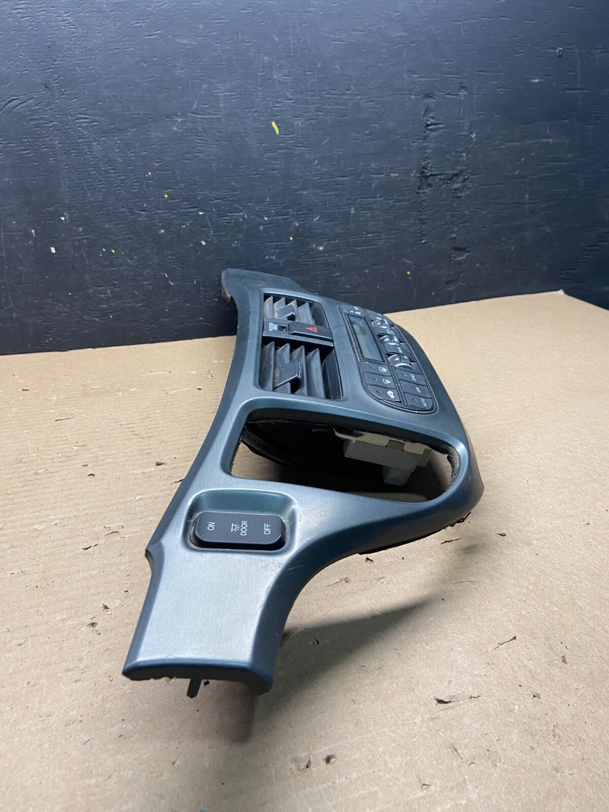 2005 to 2010 Honda Odyssey Radio Climate Control Dash Trim Bezel L2016 DG1