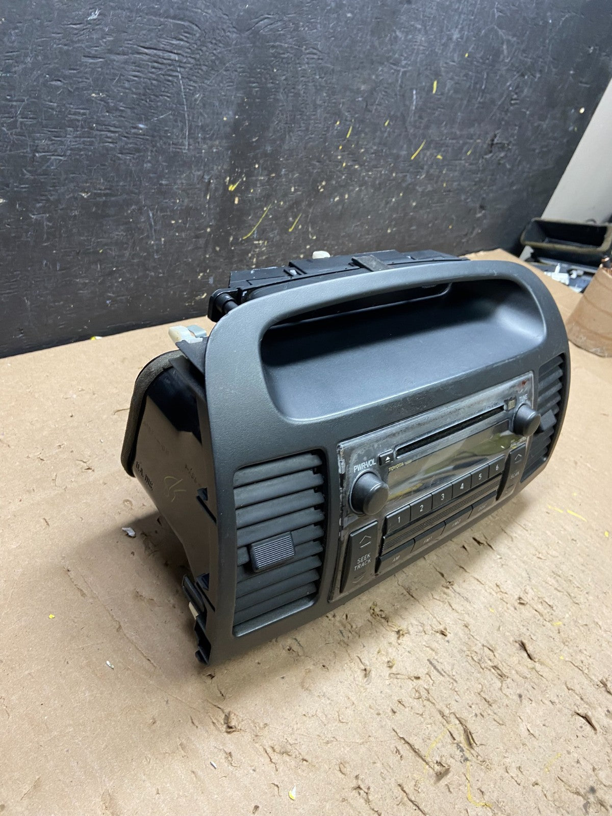 2002 2005 Toyota Camry Radio AM/FM CD Player Air Vent Bezel OEM t6156 DG2