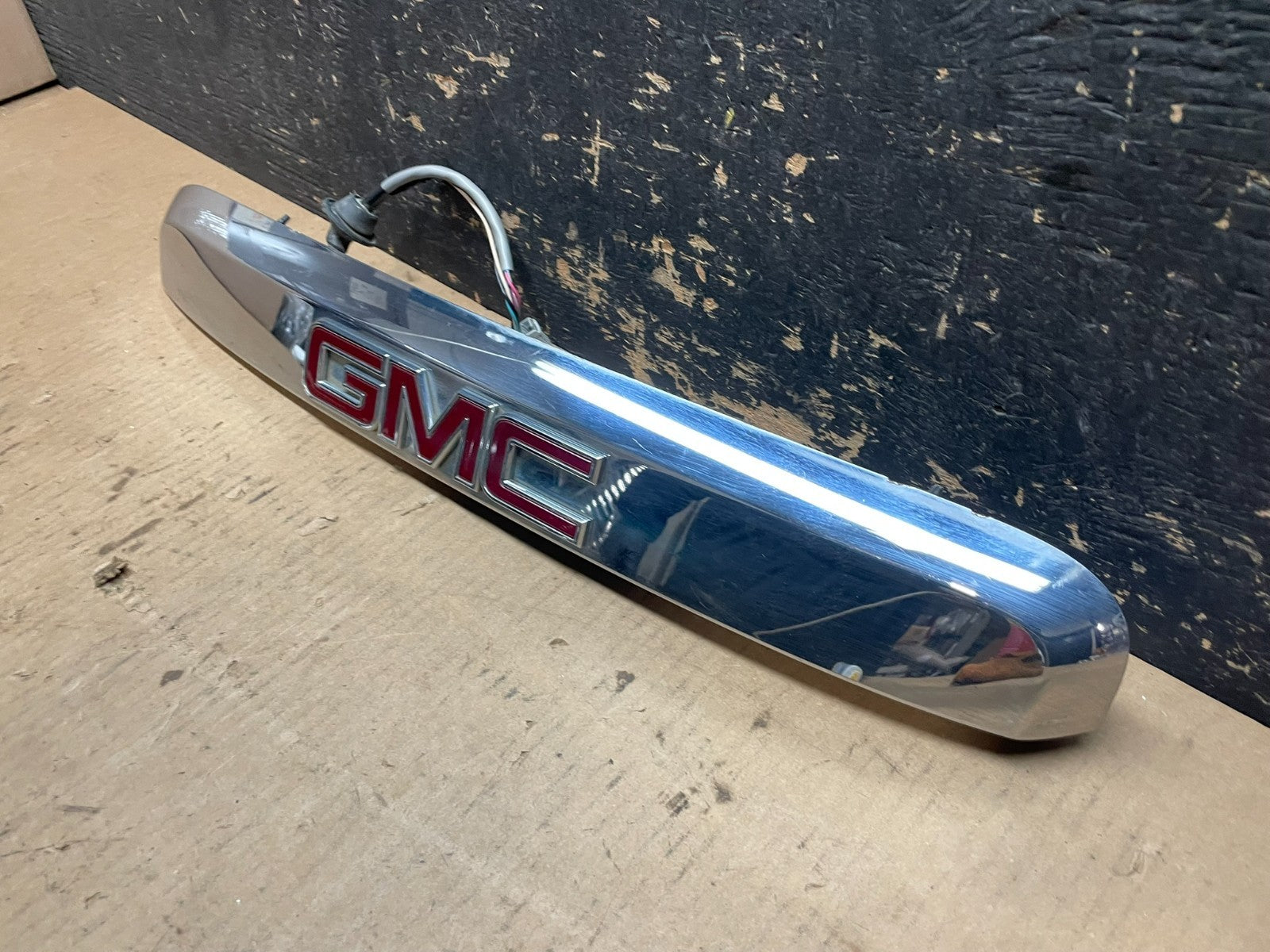 2007-2012 GMC Acadia Chrome Tailgate Rear Finish Molding Back W/Camera AC1875 DG2