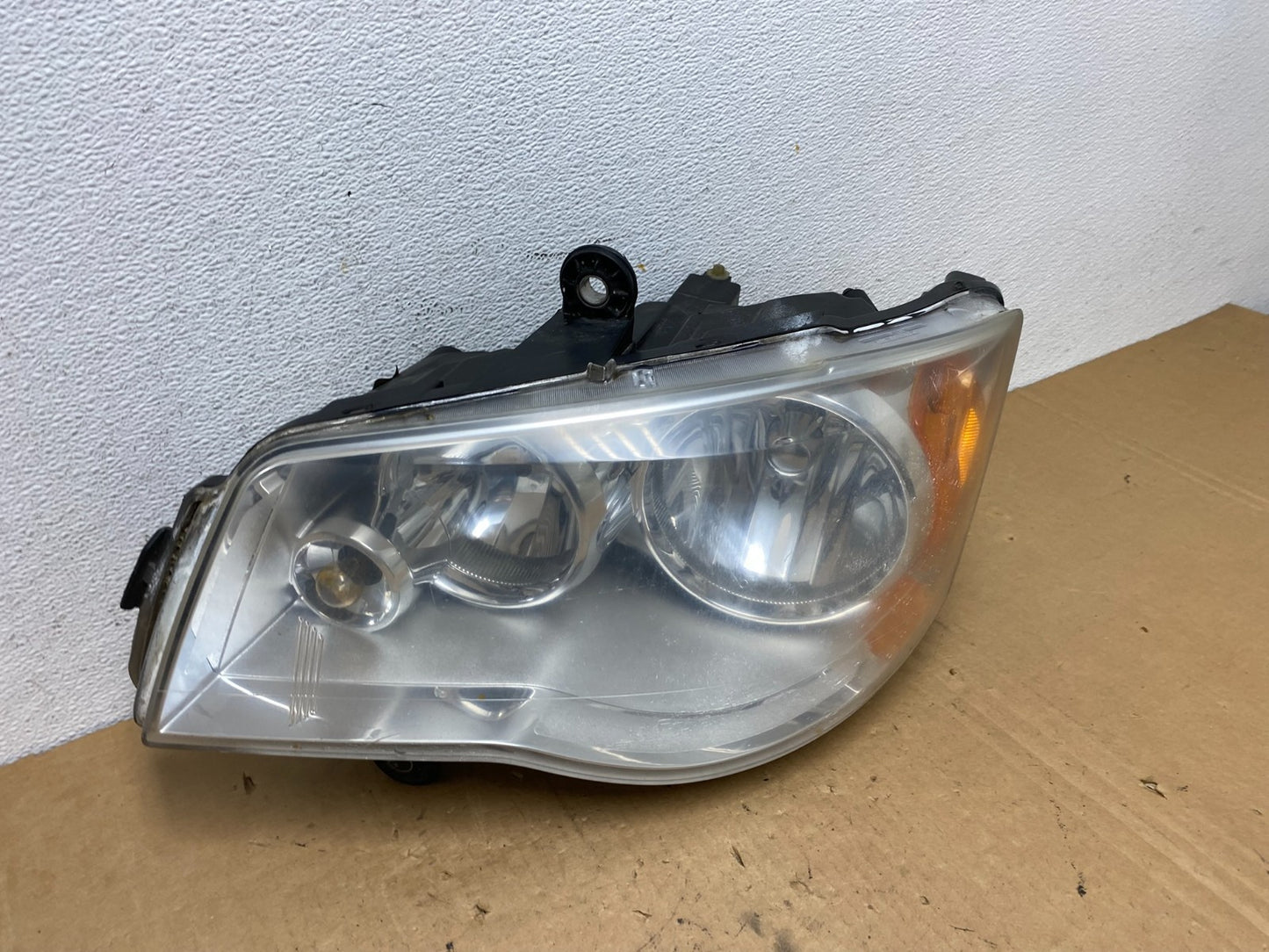 2008 to 2016 Chrysler Town and Country Left Driver Lh Side Headlight AD2807 DW2