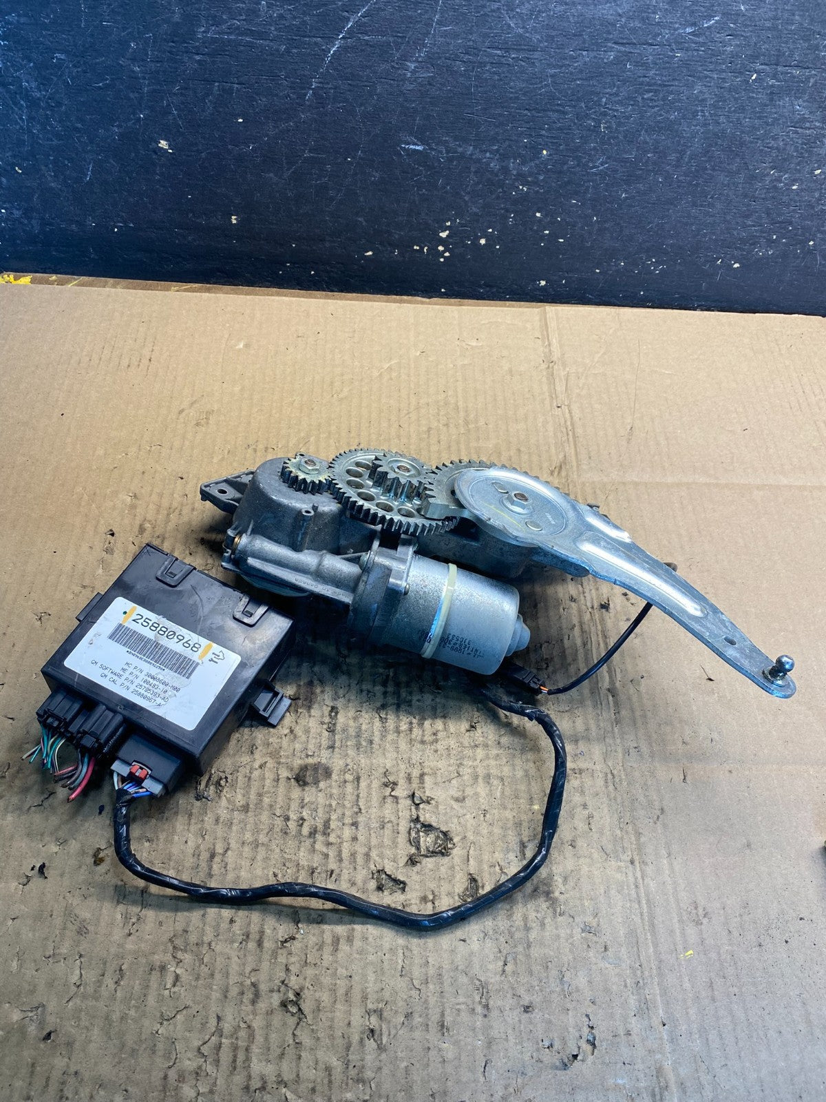 2007 - 2008 Cadillac Chevy GMC Rear Liftgate Door Control Module aa7584 DG4