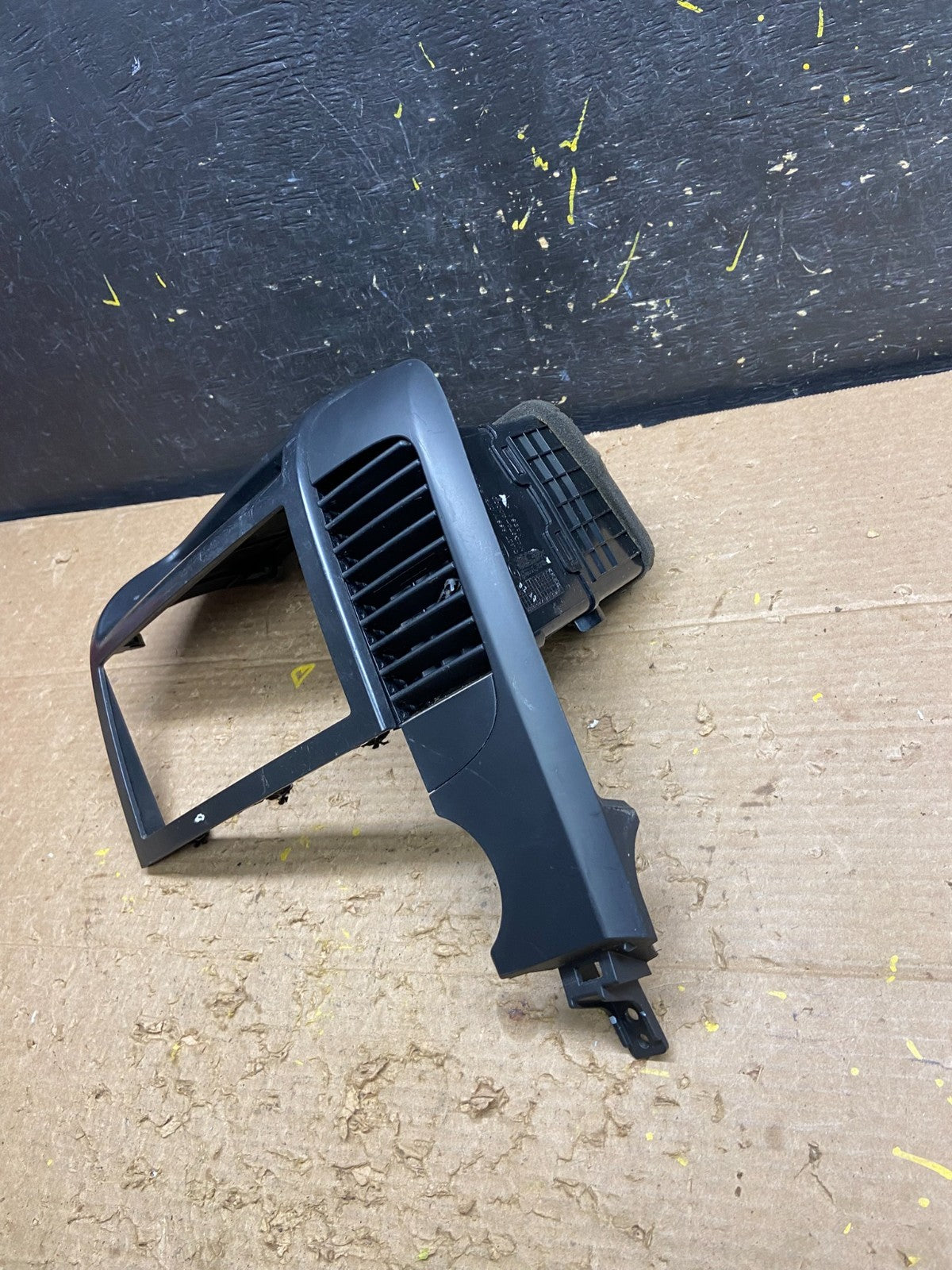 2006-2012 Hyundai Entourage Sedona Center Radio Clock Bezel Air Vent W6391 DG2