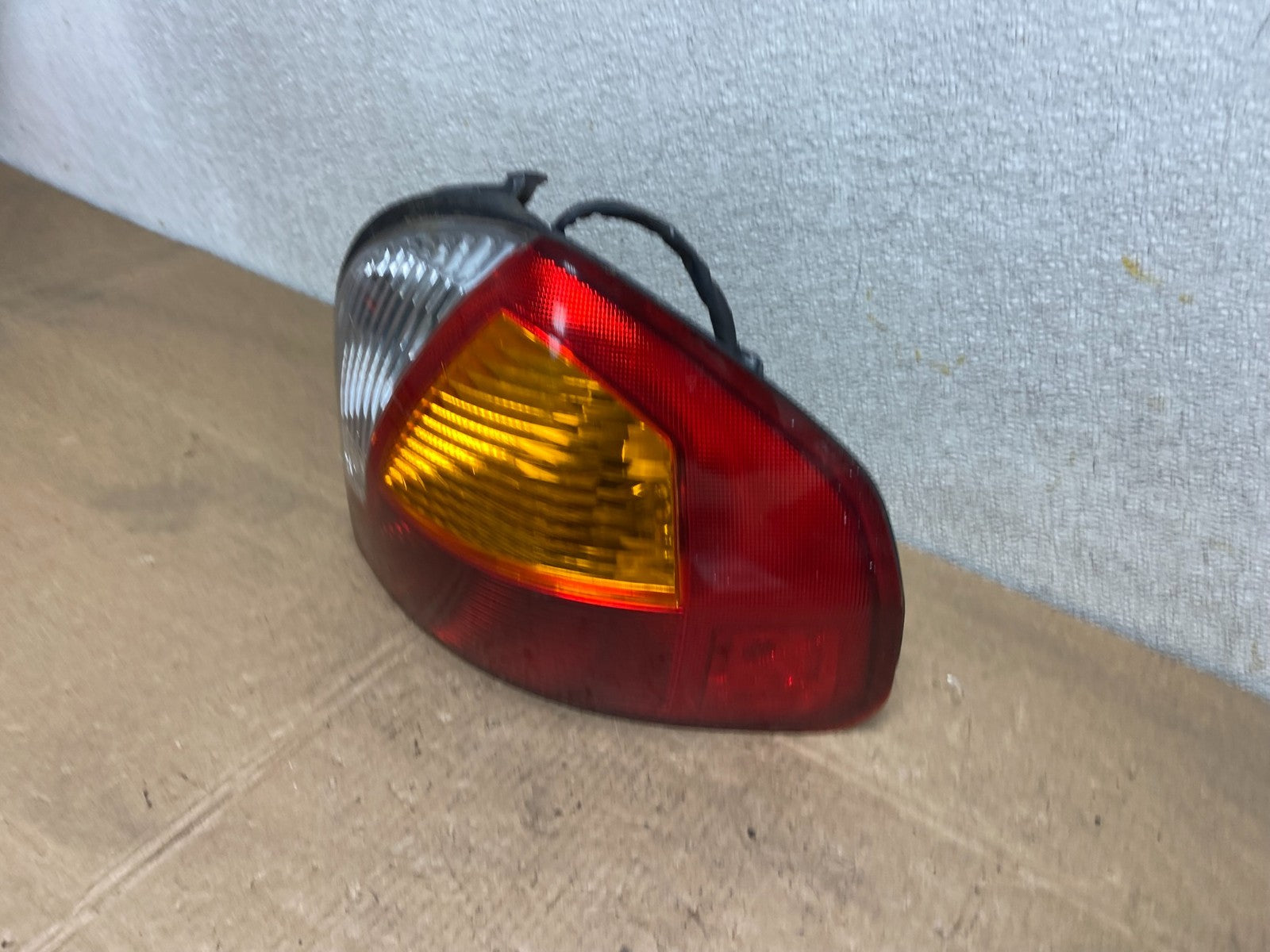 2001 2002 2003 2004 Hyundai Santa Fe Right Passenger Rh Side Tail Light Y5794 DG1