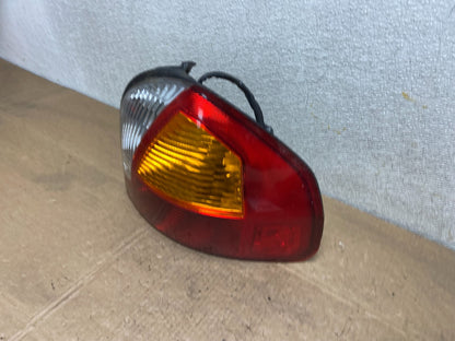 2001 2002 2003 2004 Hyundai Santa Fe Right Passenger Rh Side Tail Light Y5794 DG1
