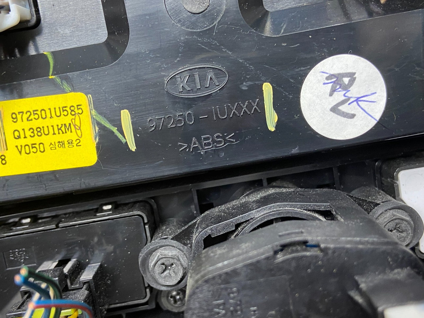 2014 2015 Kia Sorento Center Radio Climate Control Clock Trim Heat Seat AA81336