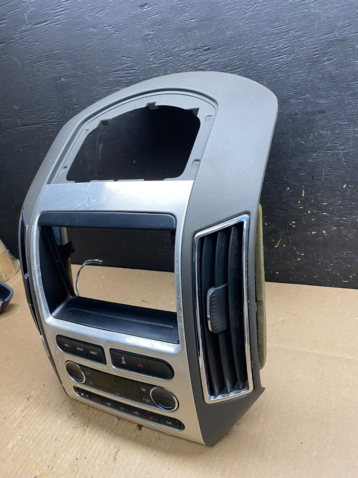 2007 - 2010 Ford Edge Heater Climate Control Radio Control Dash Bezel T4673 DG3