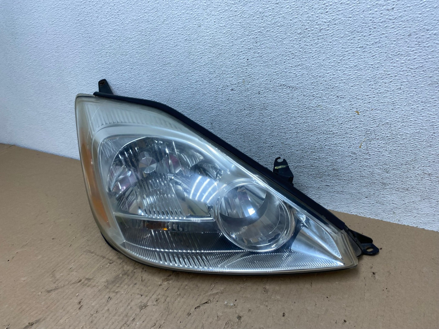 2004-2005 Toyota Sienna Right Passenger Halogen Headlight TYC AE8816 LK1