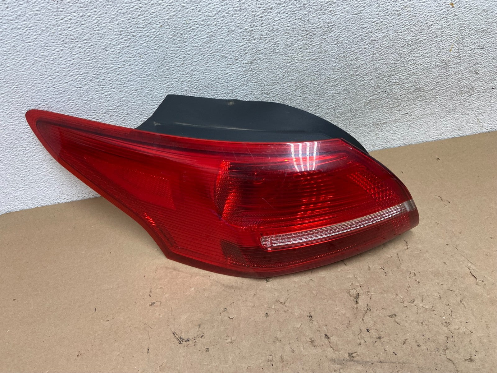 2015-2018 Ford Focus Sedan Left Driver Side Tail Light AG43540