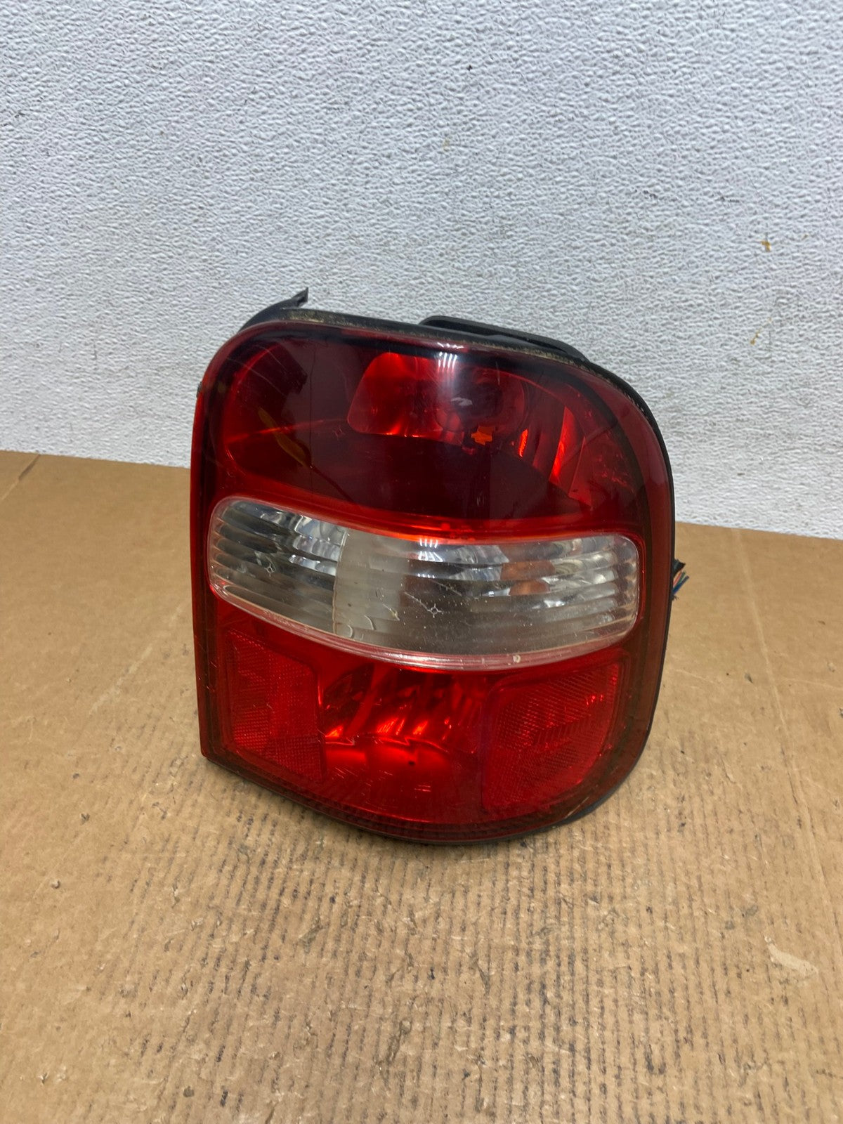 1998 to 2002 Kia Sportage Right Passenger RH Side Tail Light AE0252 LK0