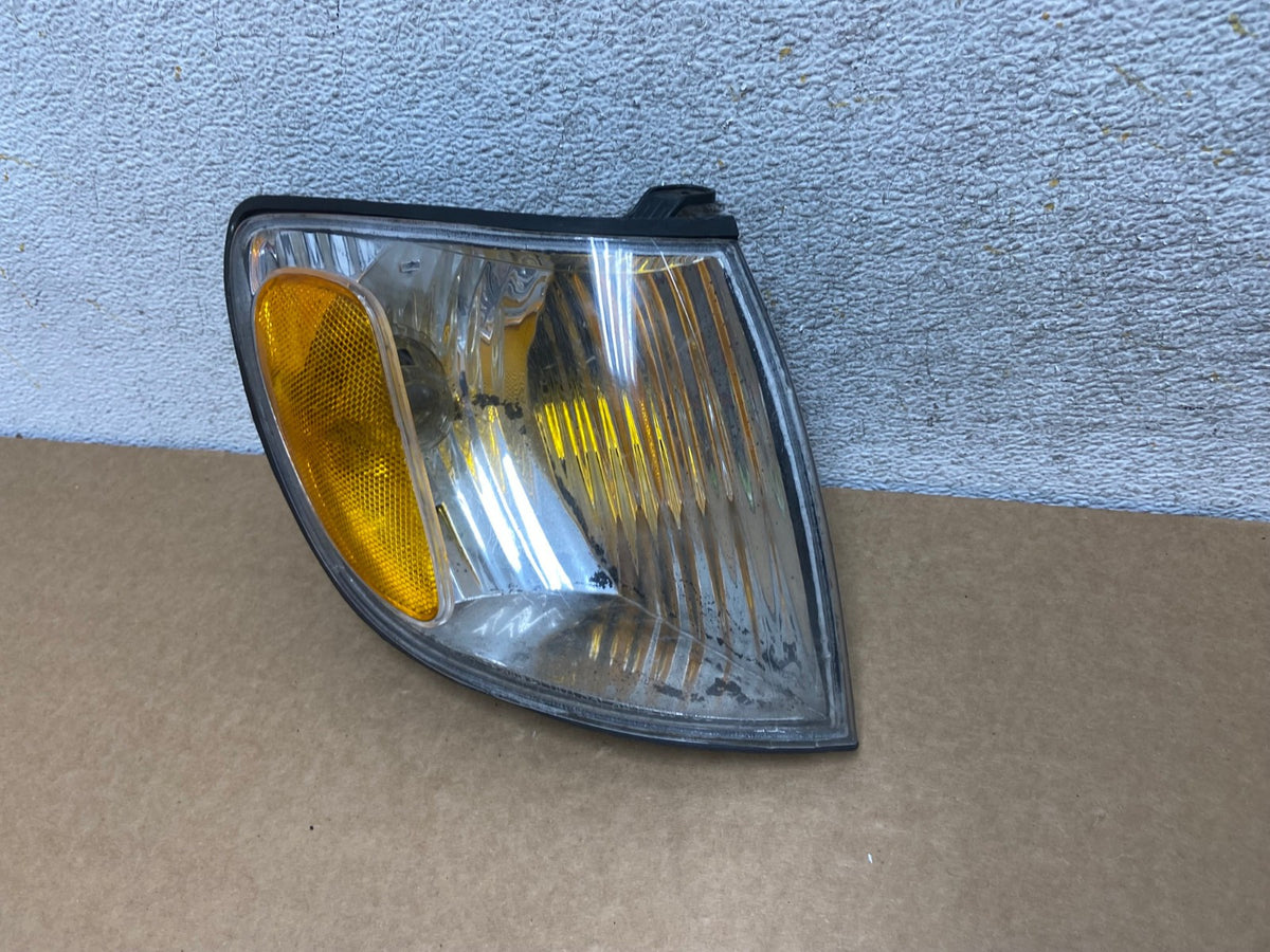 2001 to 2003 Toyota Sienna Turn Signal Right Passenger RH Lamp AI2570 LK1