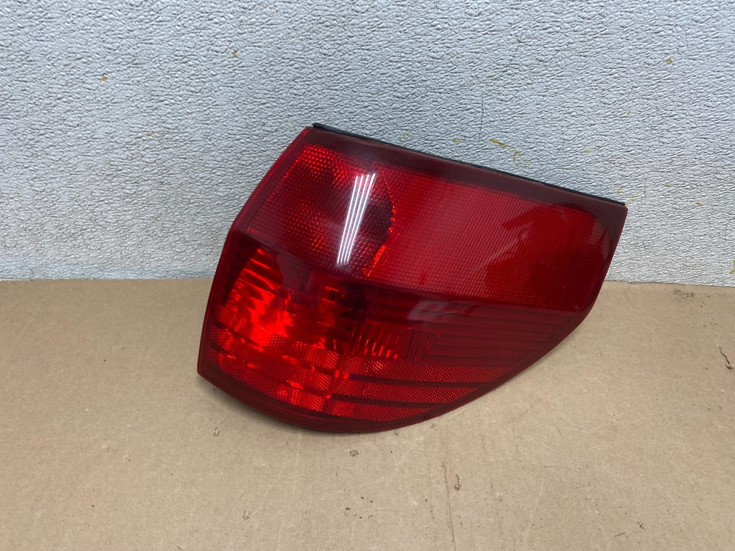 2004-2005 Toyota Sienna Right Passenger Rh Side Tail Light Oem Q4088 DW0