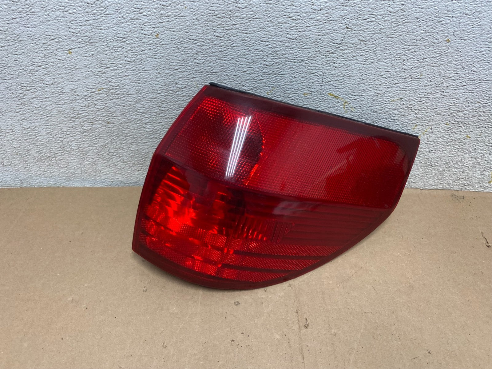 2004-2005 Toyota Sienna Right Passenger Rh Side Tail Light Oem Q4088 DW0