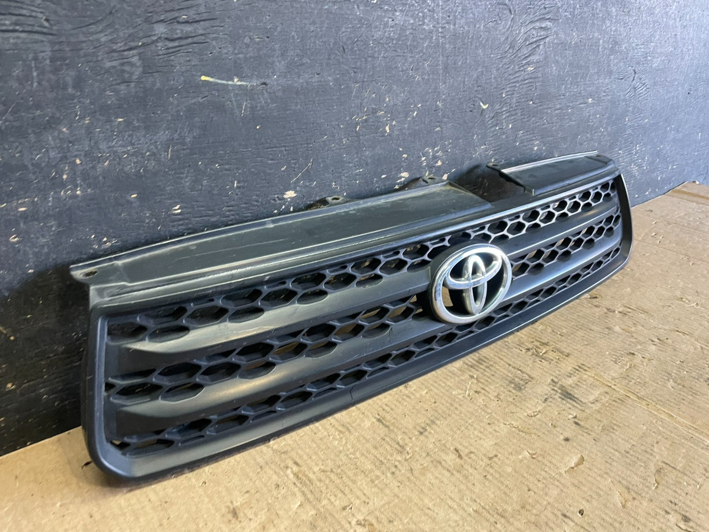 2004 2005 Toyota RAV4 Front Upper Grill Grille OEM Z8117 DG2