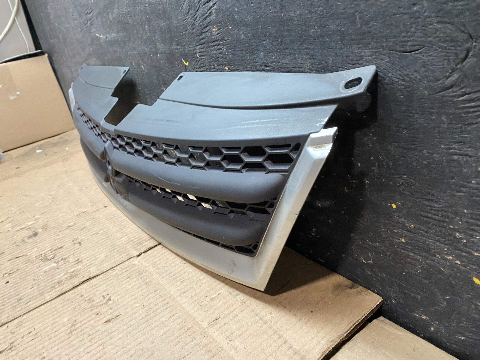 2007 - 2009 Mitsubishi Outlander Front Upper Grill Grille OEM W4625 DG1