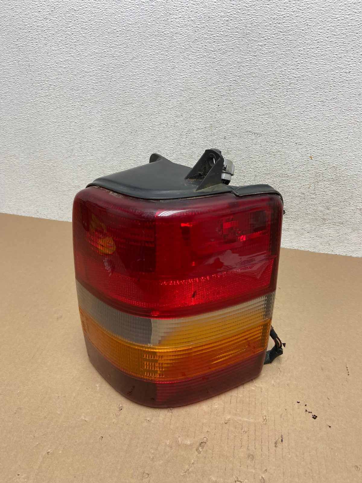 1993-1998 Jeep Grand Cherokee ZJ Right Passenger Side Rh Tail Light AE7204 LK0