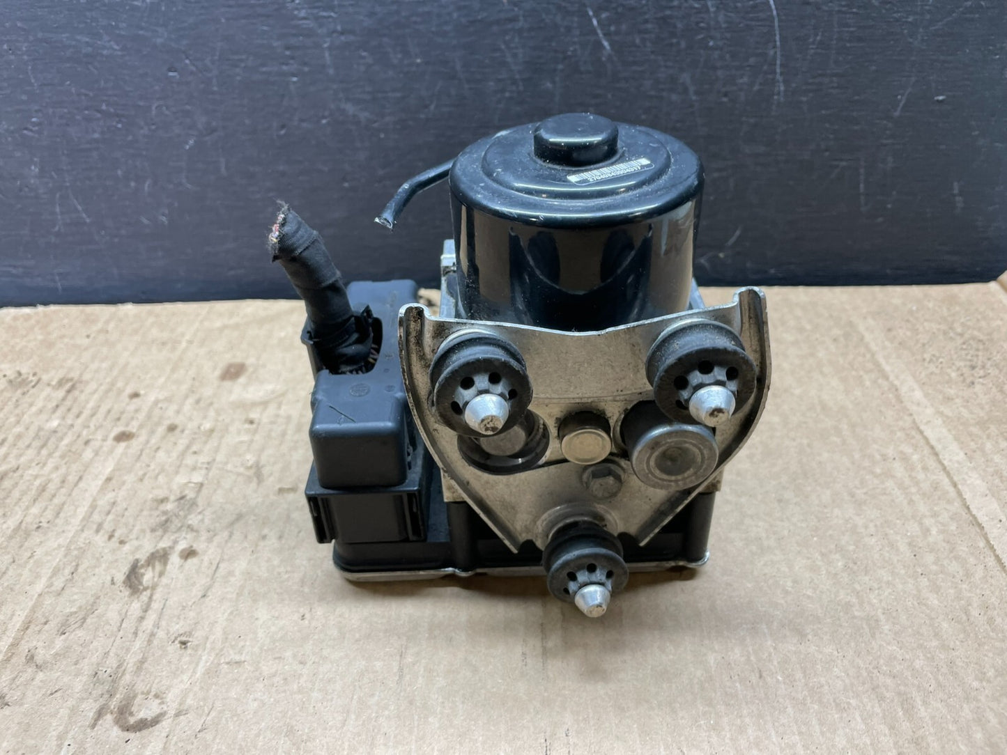 2011 - 2012  Porsche Cayenne Anti Lock Brake ABS Pump 7P0907379H D8523 PS3