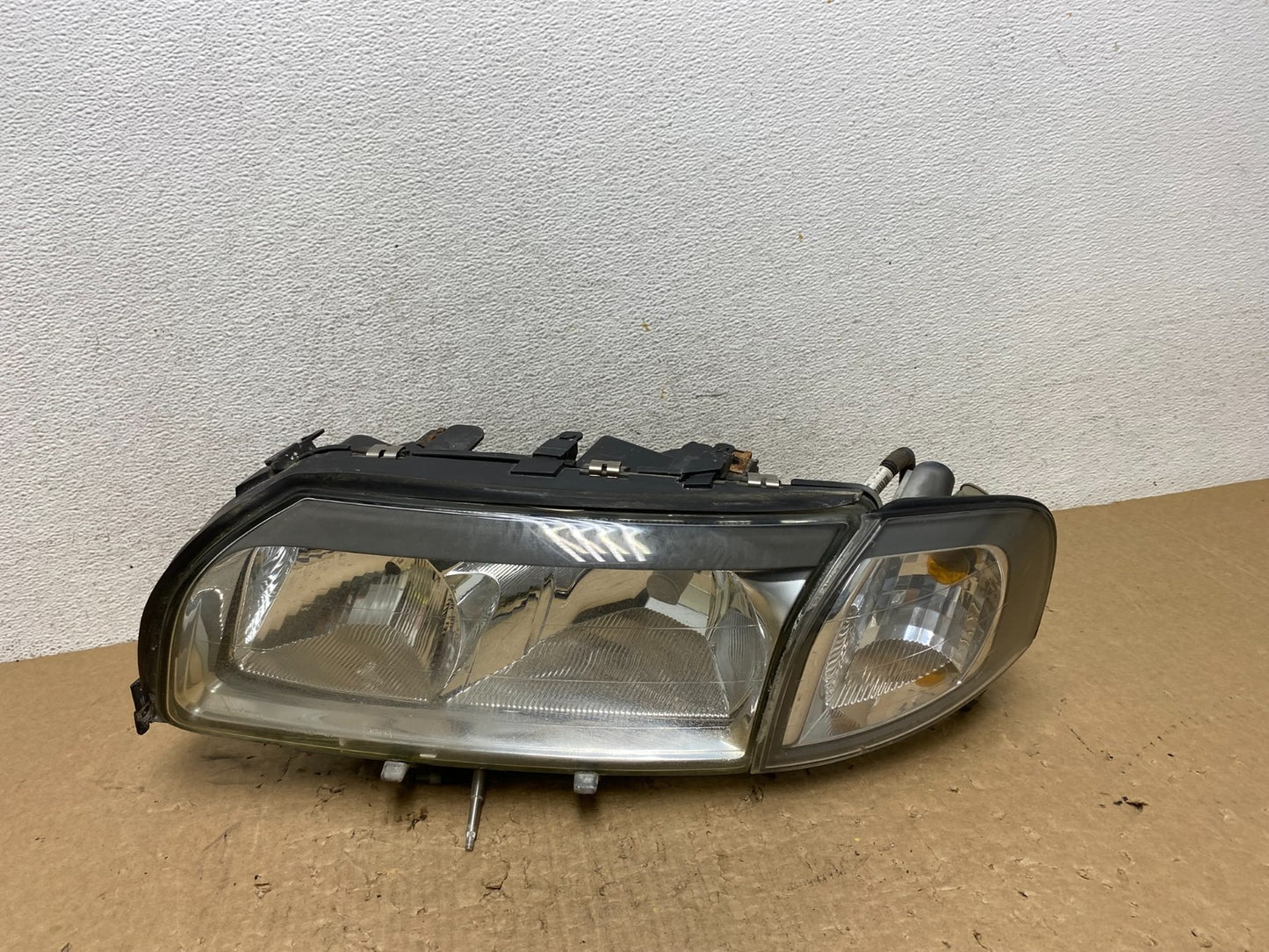 2004 2005 2006 Volvo S80 Left Driver LH Side Halogen Headlight AF8145 DW0