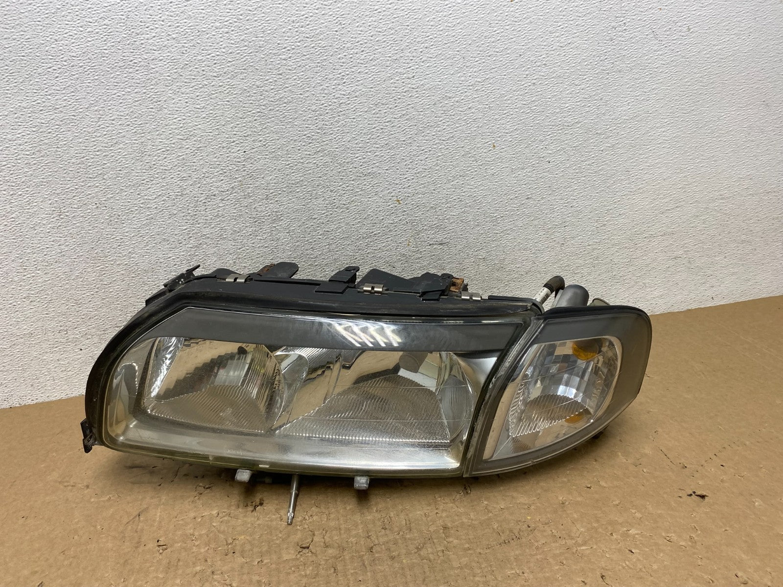 2004 2005 2006 Volvo S80 Left Driver LH Side Halogen Headlight AF8145 DW0