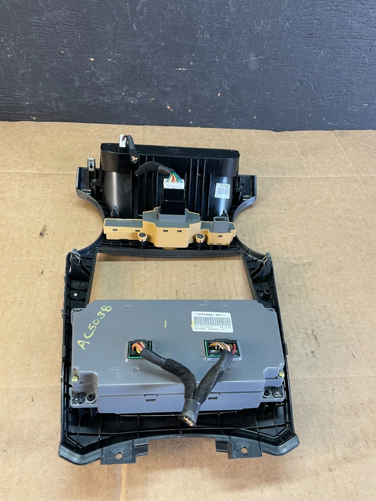 2007 to 2009 Kia Rondo Center Radio Climate Control Clock Trim AC5038 DG6