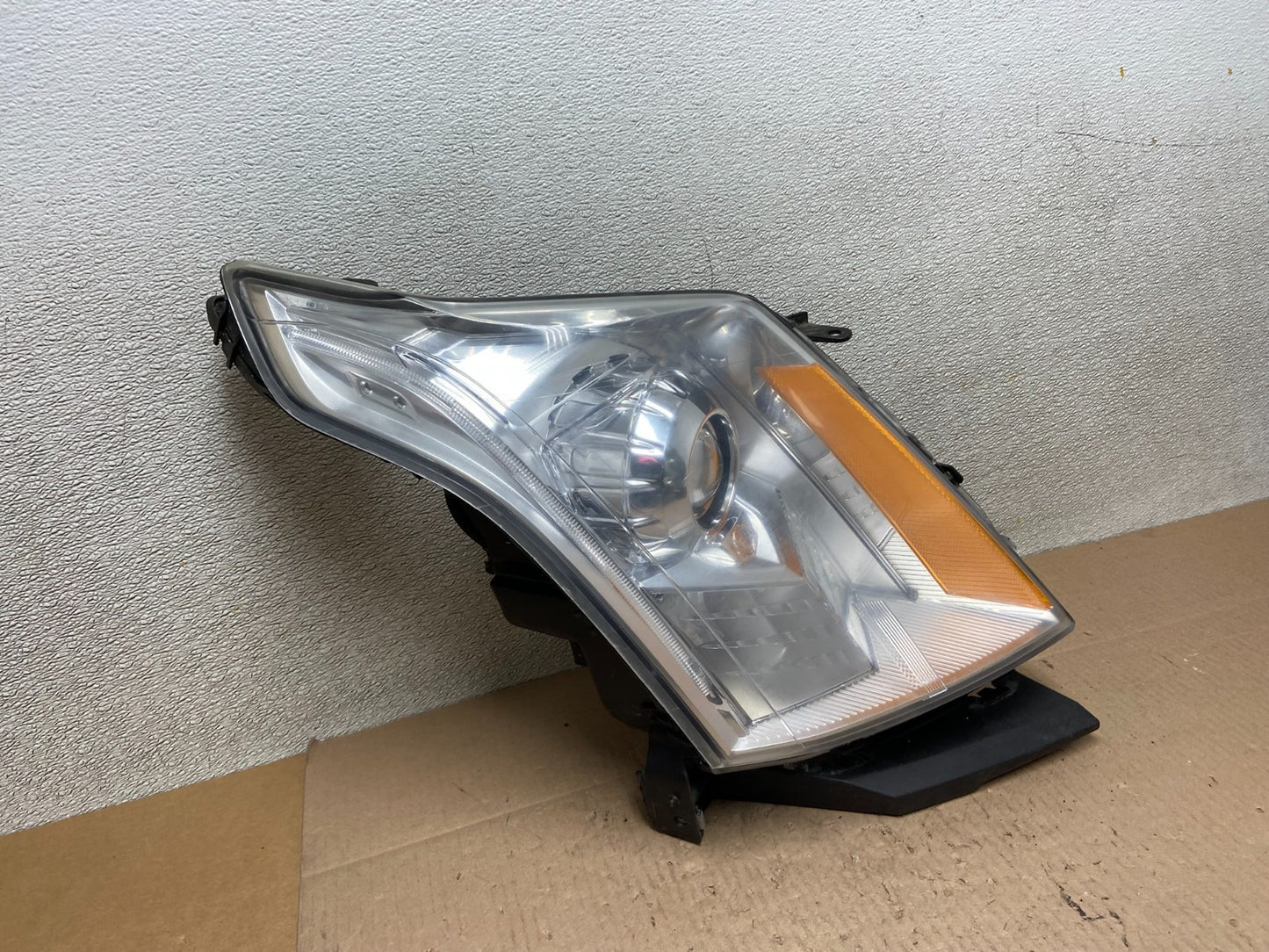 Xenon 2010 to 2016 Cadillac SRX Right Passegner Side Headlight Z6114 DW2