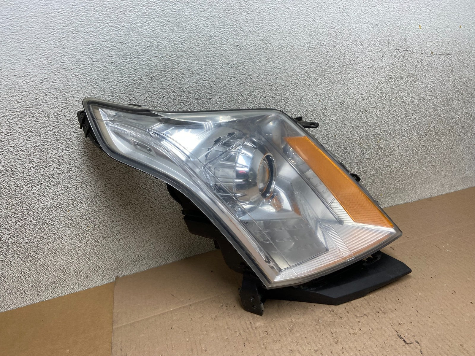 Xenon 2010 to 2016 Cadillac SRX Right Passegner Side Headlight Z6114 DW2