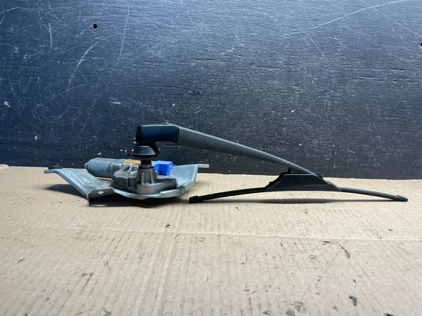 2010 to 2014 Subaru Legacy Outback Rear Windshield Wiper Motor V1883 DG3