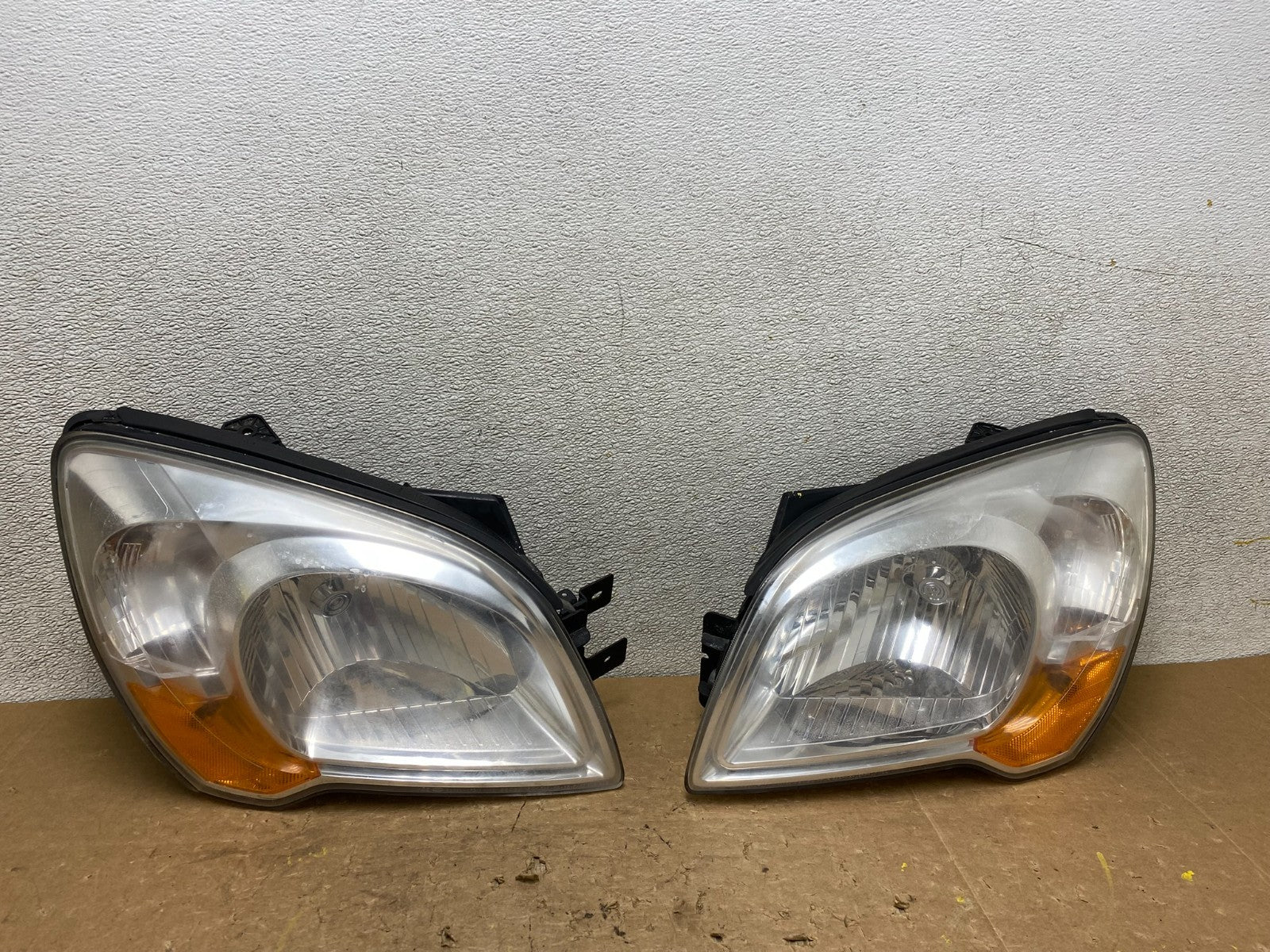 2007 to 2010 Kia Sportage Left+Right Halogen Headlights Oem V6250 DW0