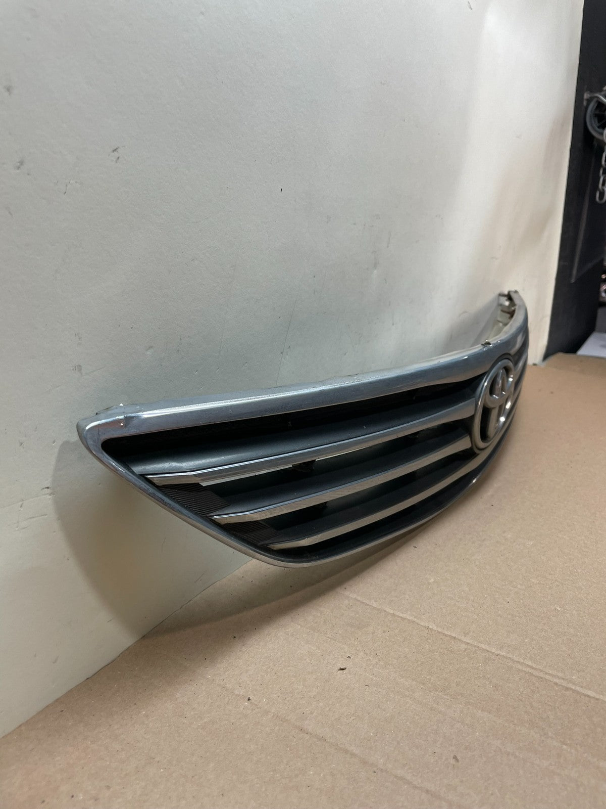 2005 to 2006 Toyota Camry Front Upper Grill Grille AI8590 DG2