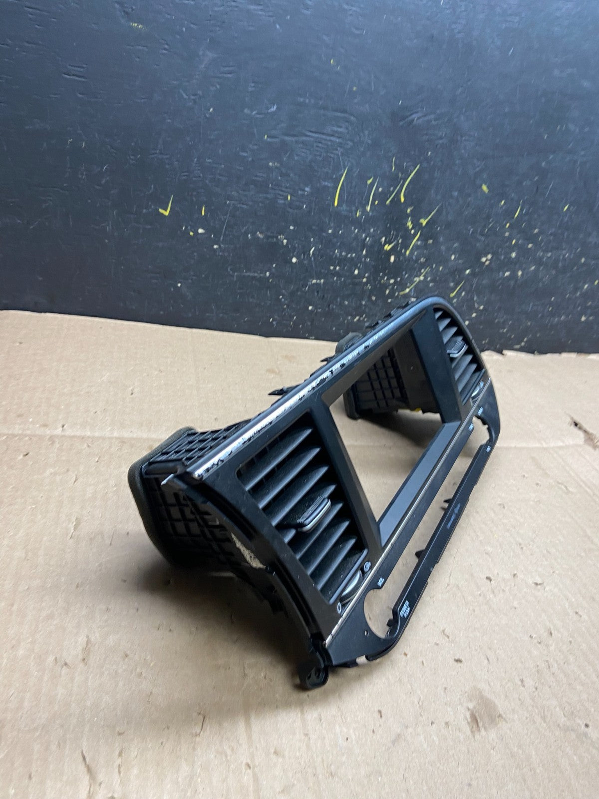 2017-2019 Hyundai Elantra Center Radio Climate Control Air Vent Bezel AB2126 DG1