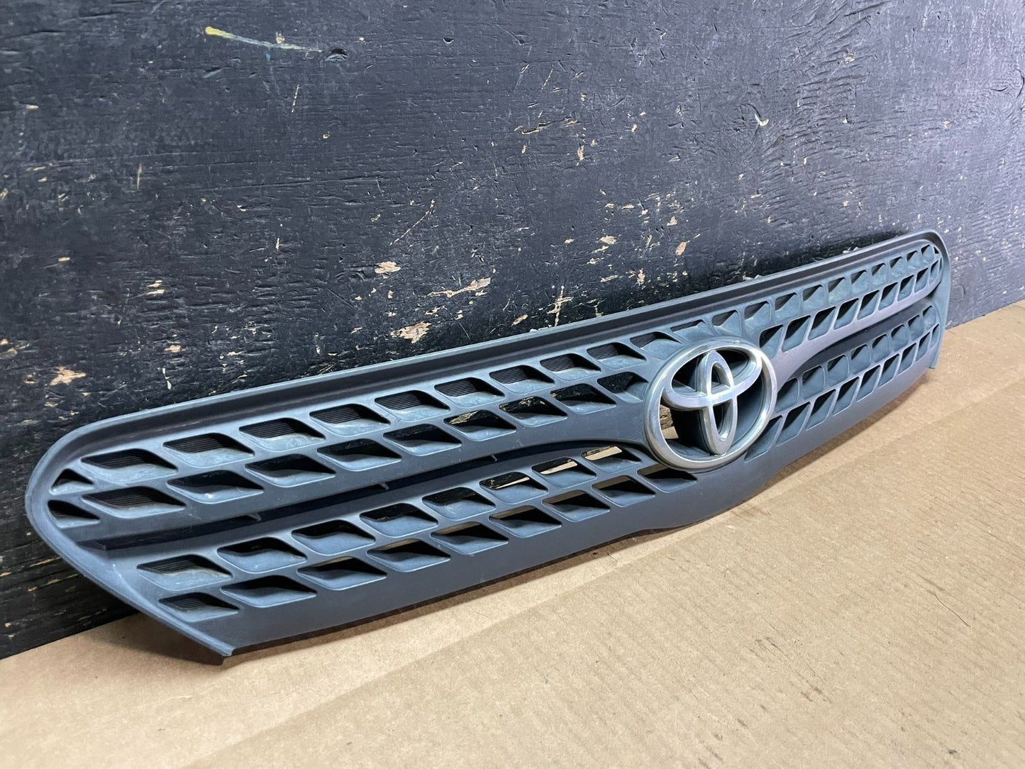 2004 to 2008 Toyota Matrix Front Upper Grill Grille Oem AA9122  DG1