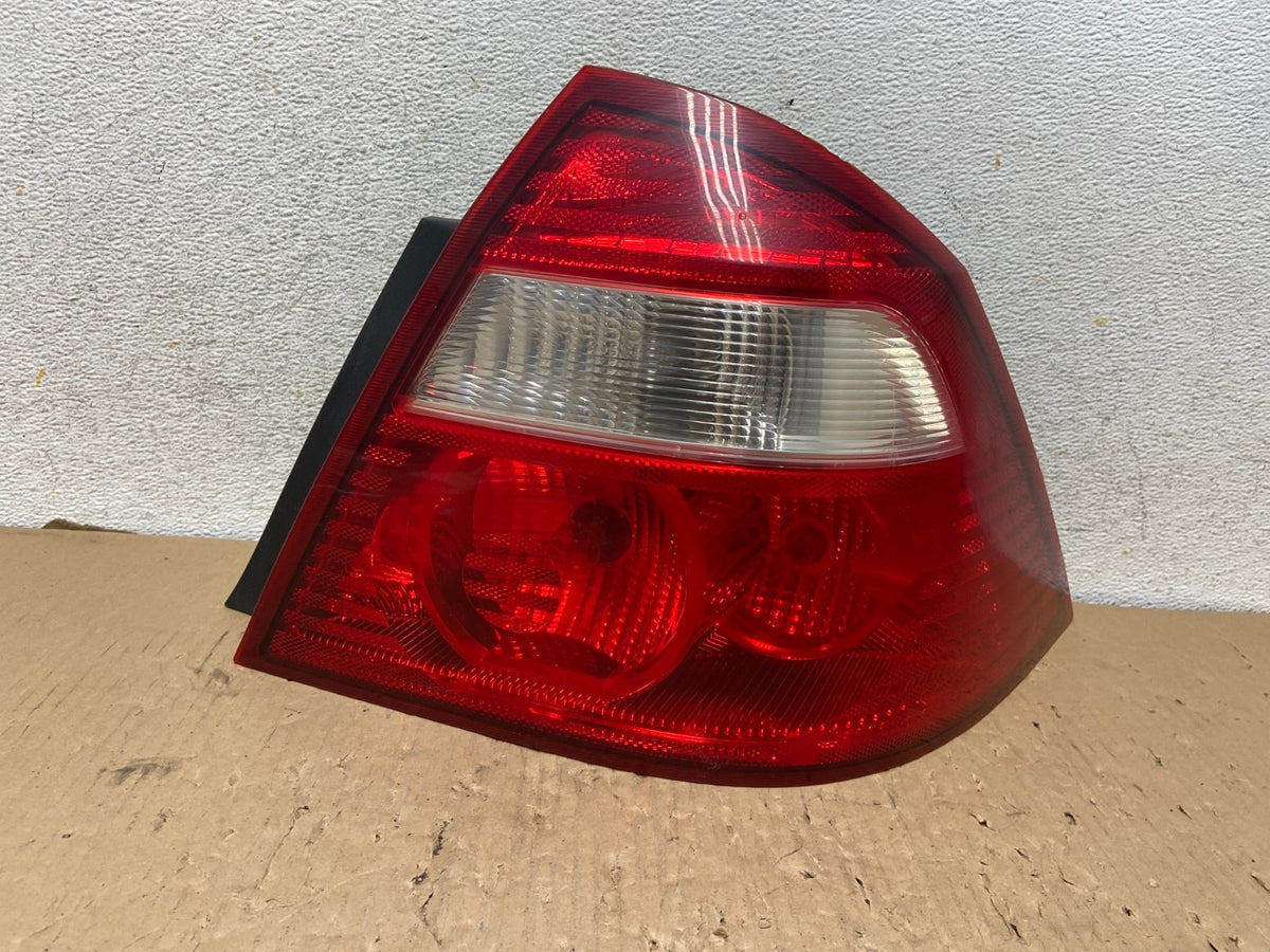 2005 2006 2007 Ford Five Hundred Right Passenger RH Tail Light AH2899 LK0