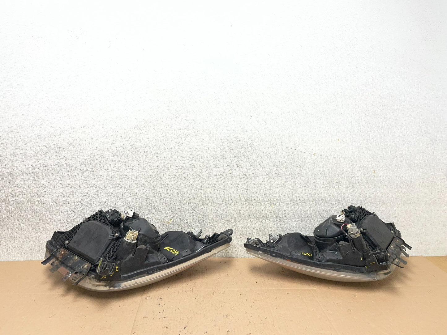 2004-2005 Toyota Prius Left+Right Side Xenon Headlights W1020 DW16