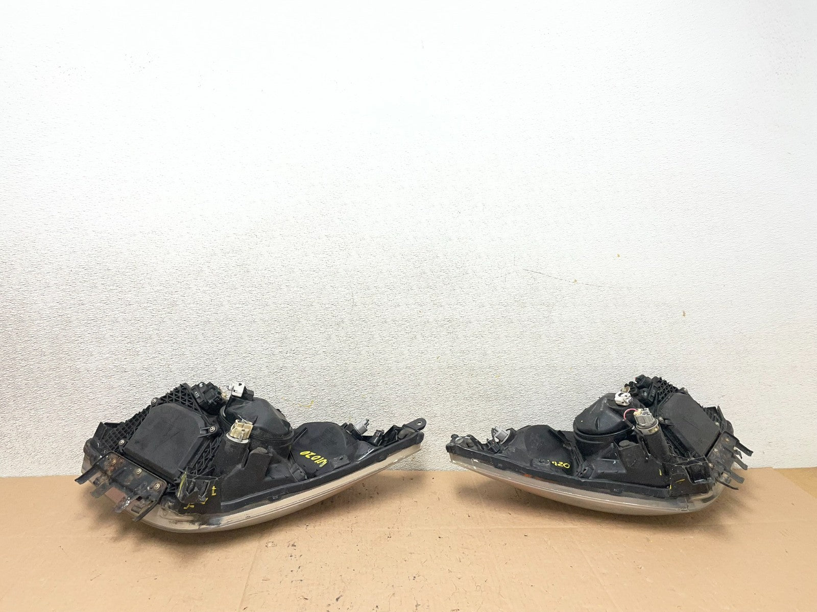 2004-2005 Toyota Prius Left+Right Side Xenon Headlights W1020 DW16