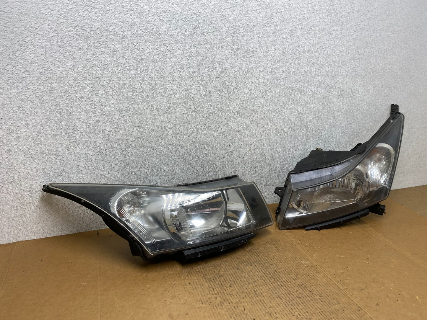 2011 to 2015 Chevrolet Cruze Halogen Left+Right Set Headlights AE1227 DW2