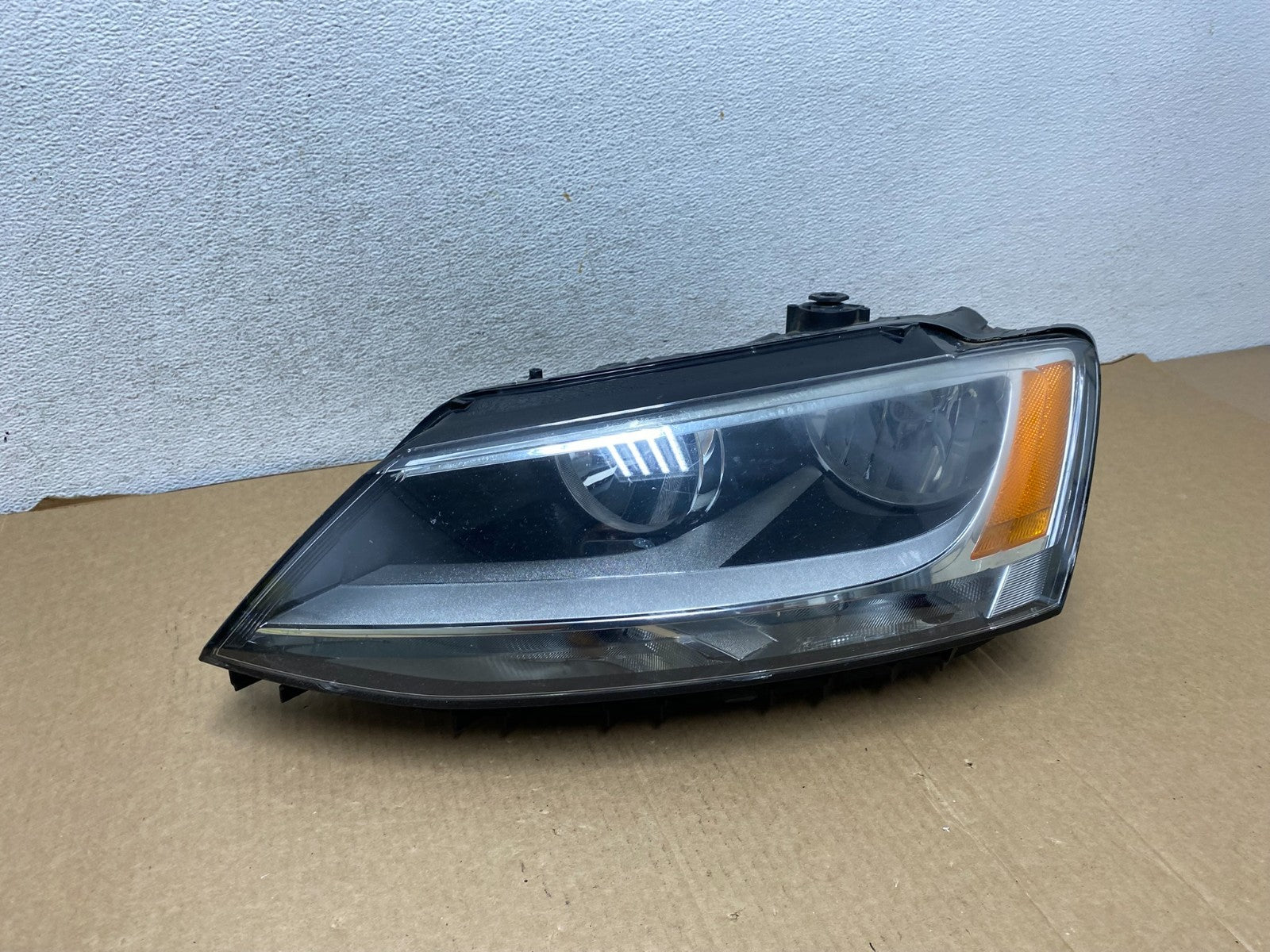 2011 to 2014 Volkswagen Jetta Left Driver LH Headlight Halogen AG1999 DW0