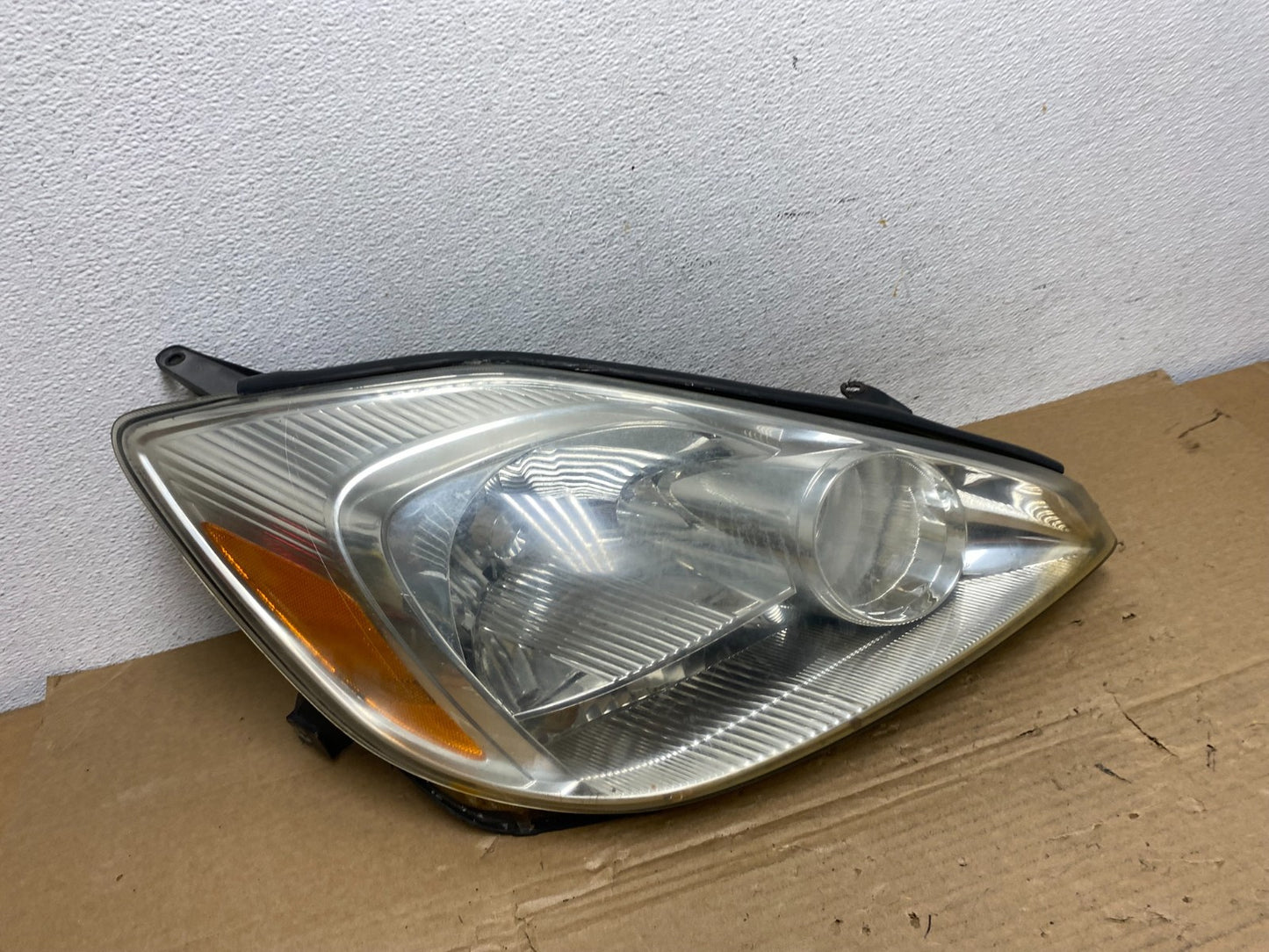 2004-2005 Toyota Sienna Right Passenger Halogen Headlight AD3963 DW2