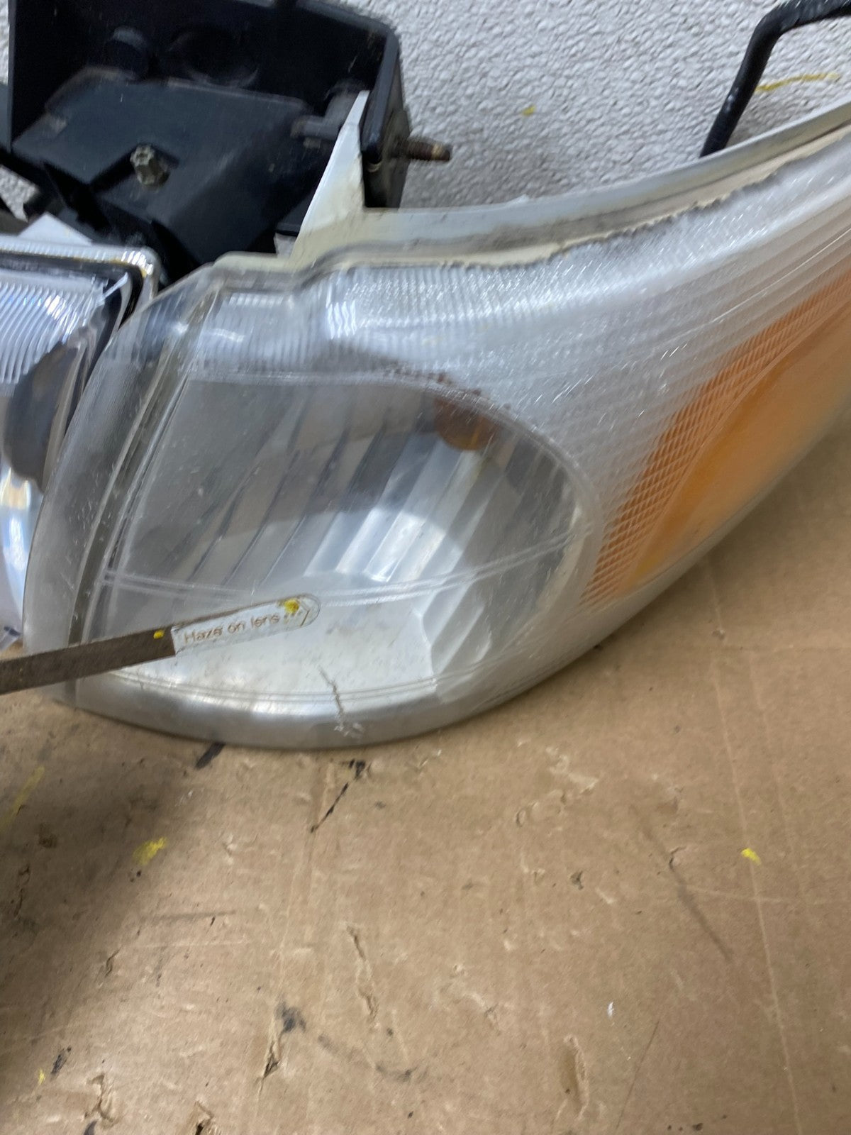 1997 to 2005 Chevrolet Venture Montana Left+Right Headlights V8297 DW10