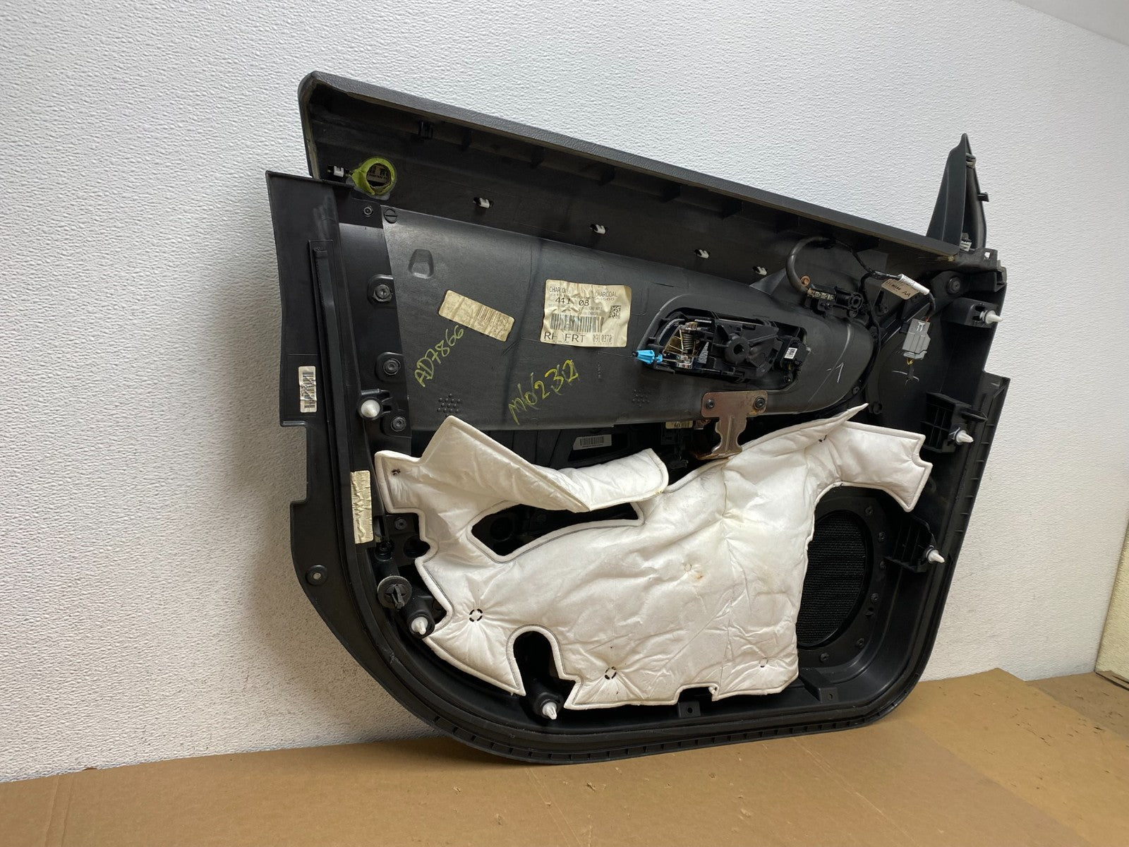 2013 - 2019 Ford Taurus Front Right Passenger Side Door Trim Panel AD7866 DW8