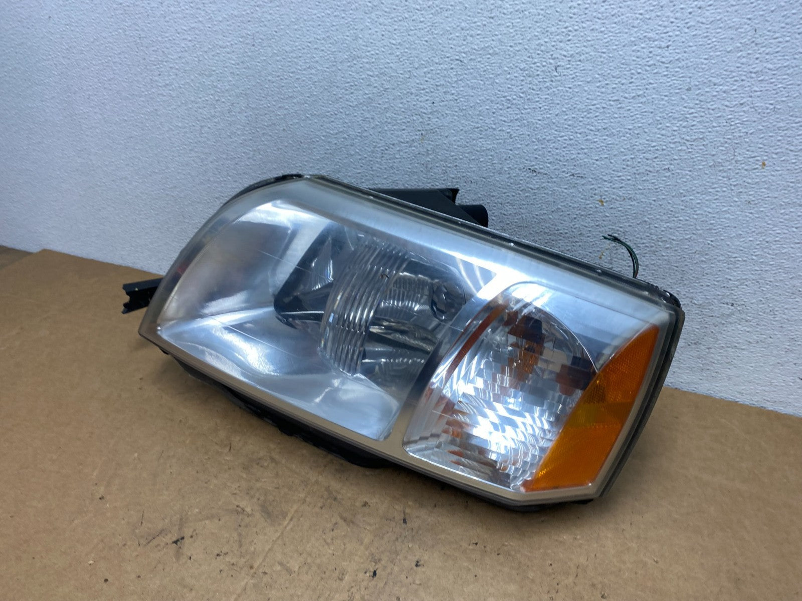 2004 - 2008 Mitsubishi Endeavor Headlight Left Driver Lh Side AD5227 DW1