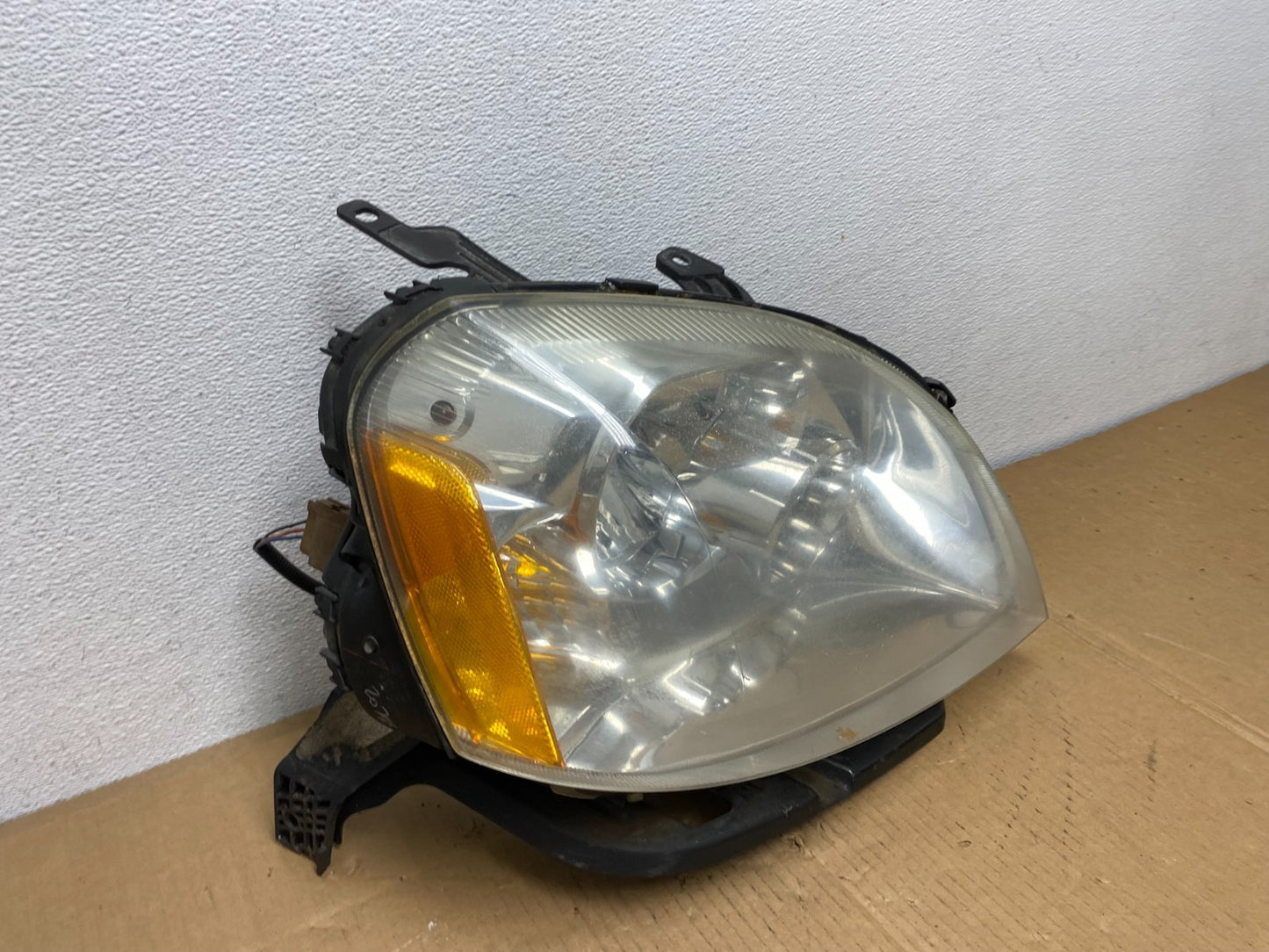 2005 to 2007 Ford Five Hundred Halogen Right Passenger Side Headlight AD0801 DW2