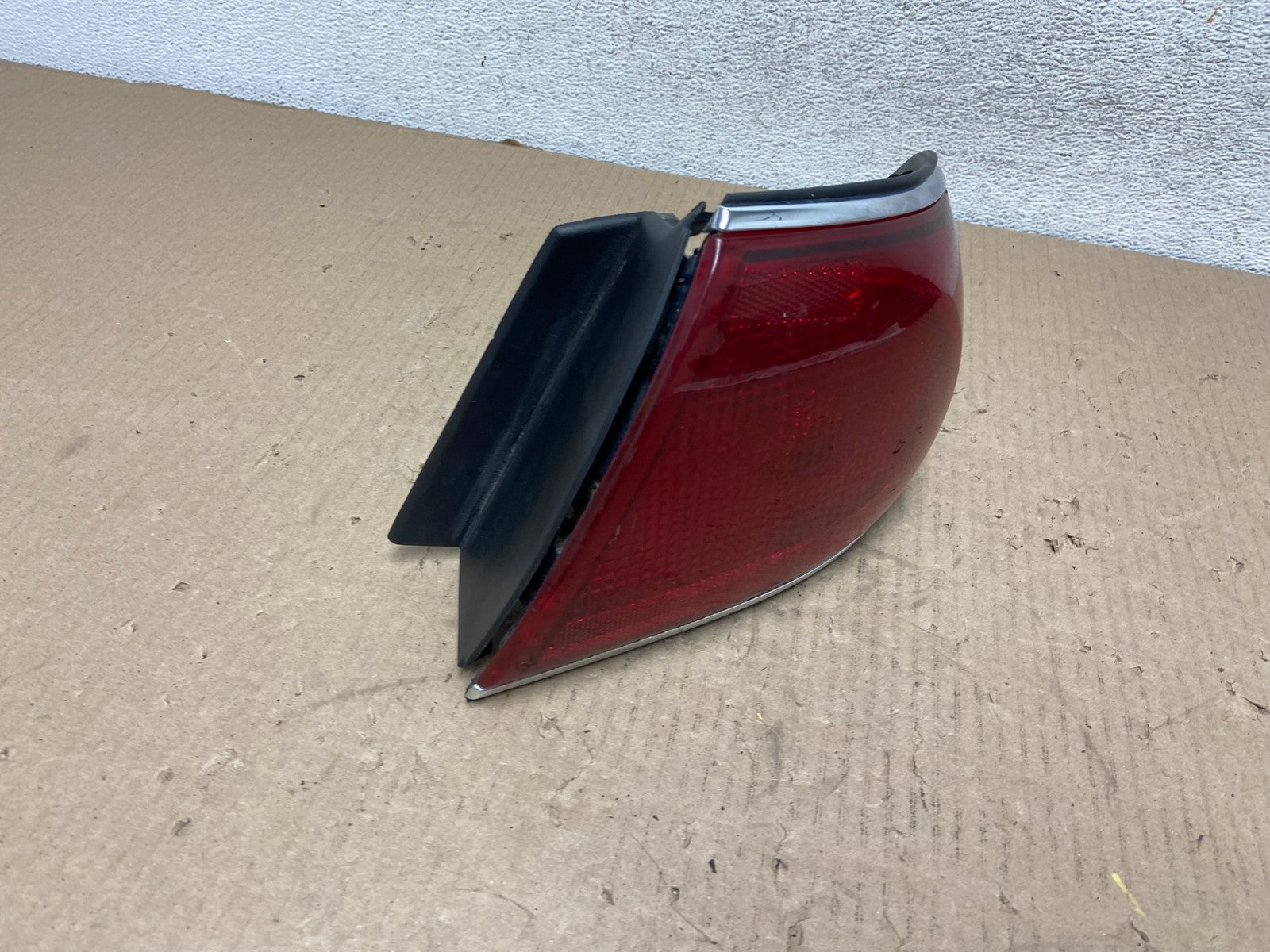 2000 to 2005 Buick Lesabre Right Passenger RH Side Tail Light AG5958 LK2