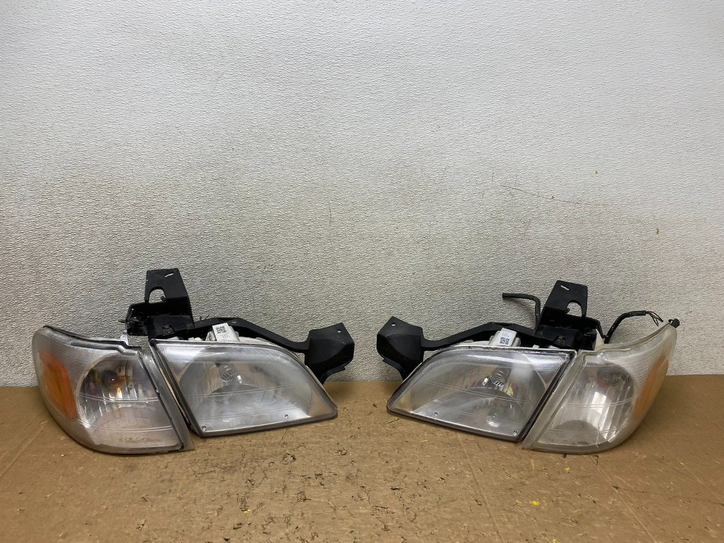 1997 to 2005 Chevrolet Venture Montana Left+Right Headlights V8297 DW0