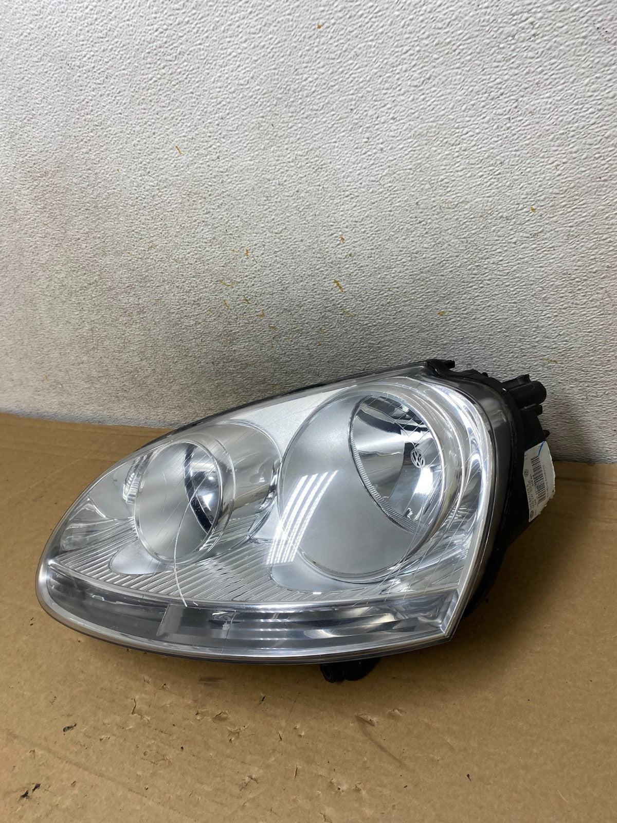 2005 to 2010 Volkswagen Jetta Left Driver LH Side Headlight Halogen AH8261 DW1